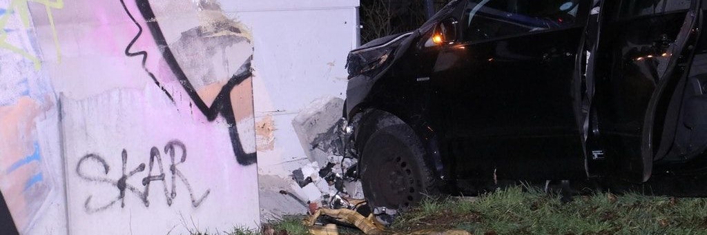Am Fahrzeug, der Mauer und dem Gartenhaus entstand ein Sachschaden in unbekannter Höhe.