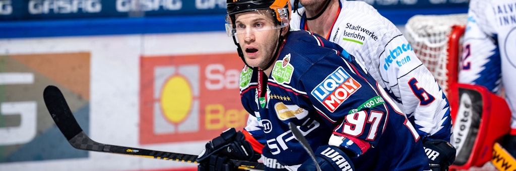 Eisbär Matt White ist auf dem Eis voll konzentriert, lauert immer auf Torchancen.