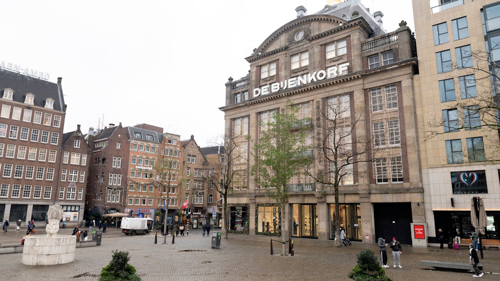 Lockdown in den Niederlanden: Im Zentrum von Amsterdam sind kaum Menschen zu sehen, nicht lebensnotwendige Läden sind zu.
