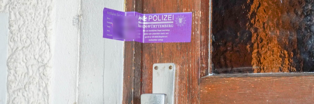 Baden-Baden: Ein Polizeisiegel klebt an der Tür eines Wohnhauses in dem ein totes Mädchen nach einem Brand gefunden wurde. 
