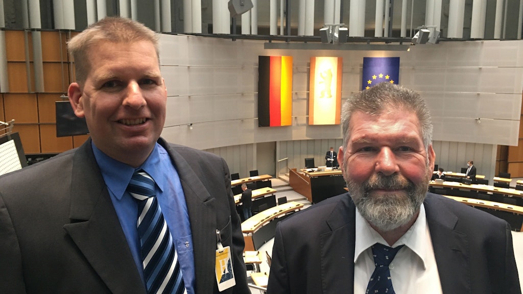 Wolfram (l.), und Wolfgang Süllke, Bruder und Vater der neuen Regierenden Bürgermeisterin von Berlin, Giffey, stehen auf der Besuchertribüne des Plenarsaals im Berliner Abgeordnetenhaus.