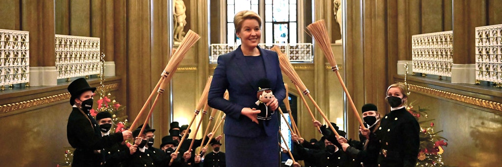 Franziska Giffey (SPD), neue Regierende Bürgermeisterin Berlins, wird im Roten Rathaus von Schornsteinfegern begrüsst.