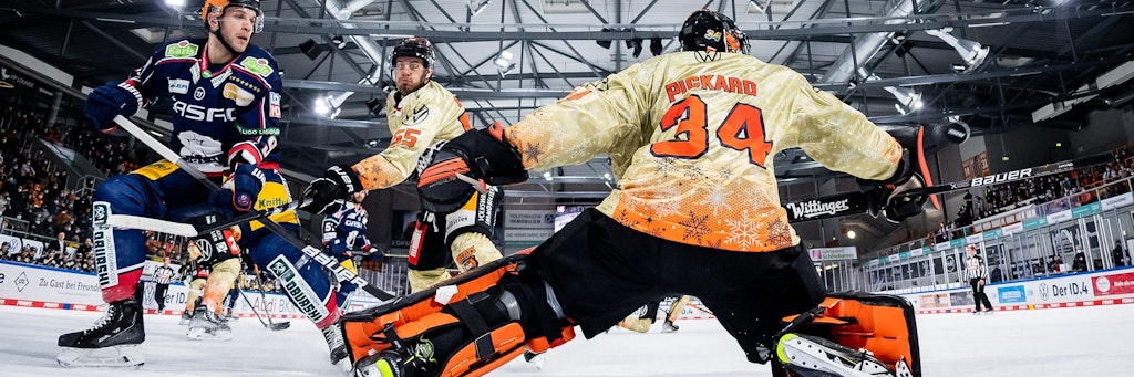 Was für eine Perspektive! Eisbär Matt Whihe (l.) hat soeben zur 2:1-Führung bei den Wolfsburg Grizzlys getroffen. 
