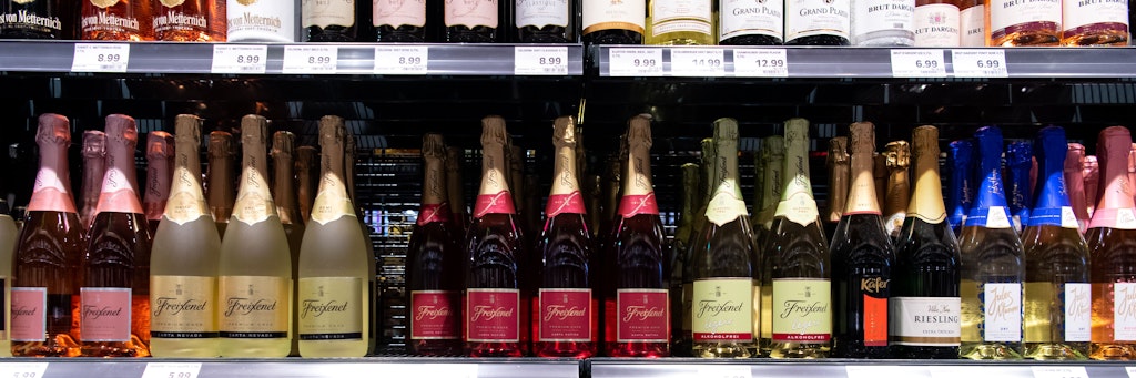 Im Supermarkt gibt es viele Verlockungen, aber es lohnt sich, im Januar auf Alkohol zu verzichten.