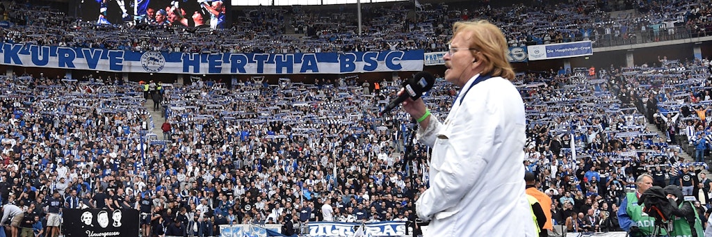 Fast zu schön, um wahr zu werden: Frank Zander singt zu seinem 80. Geburtstag vor der vollen Ostkurve im Olympiastadion. Mit Bochum wäre auch ein passender Gegner da, jetzt muss nur noch Corona mitspielen ....