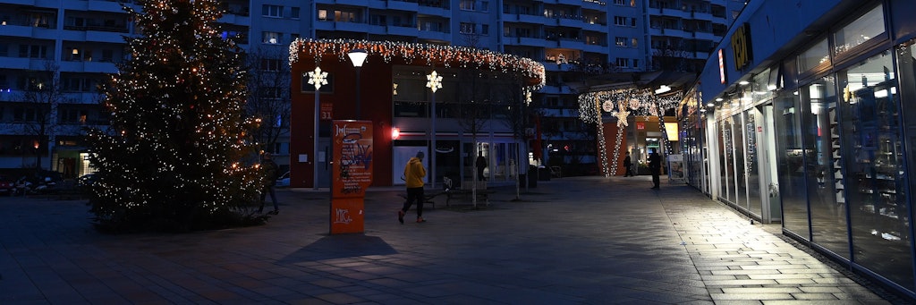 Tristesse in der weihnachtlich illuminierten Marzahner Promenade