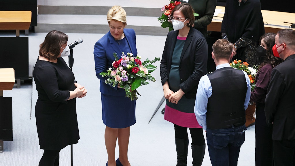 Nach der Wahl: Abgeordnete gratulieren Franziska Giffey und überreichen Blumensträße.