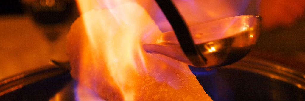 Der brennende Zuckerhut über der Feuerzangenbowle sorgt für die besondere Stimmung beim Punsch-Genuss.