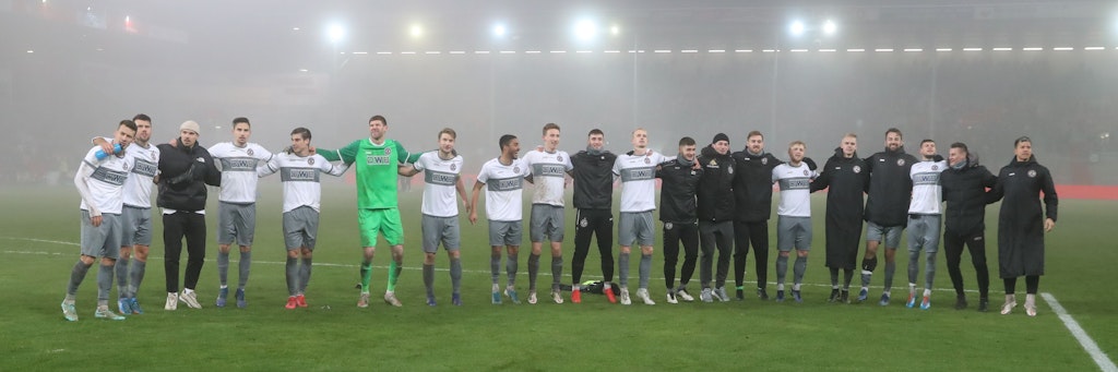 Es grüßt von ganz oben auf dem Platz an der Sonne: Der Winterpausenmeister BFC Dynamo, der Platz eins nicht mehr hergeben will. 