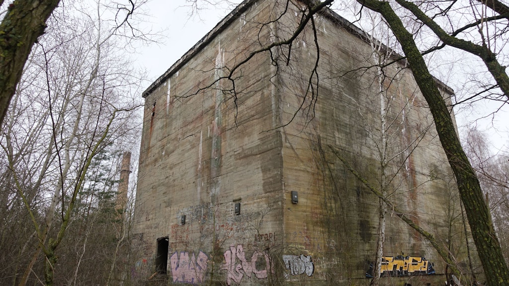 Der Hochbunker am Rande des ehemaligen Militärflugplatzes Werneuchen.