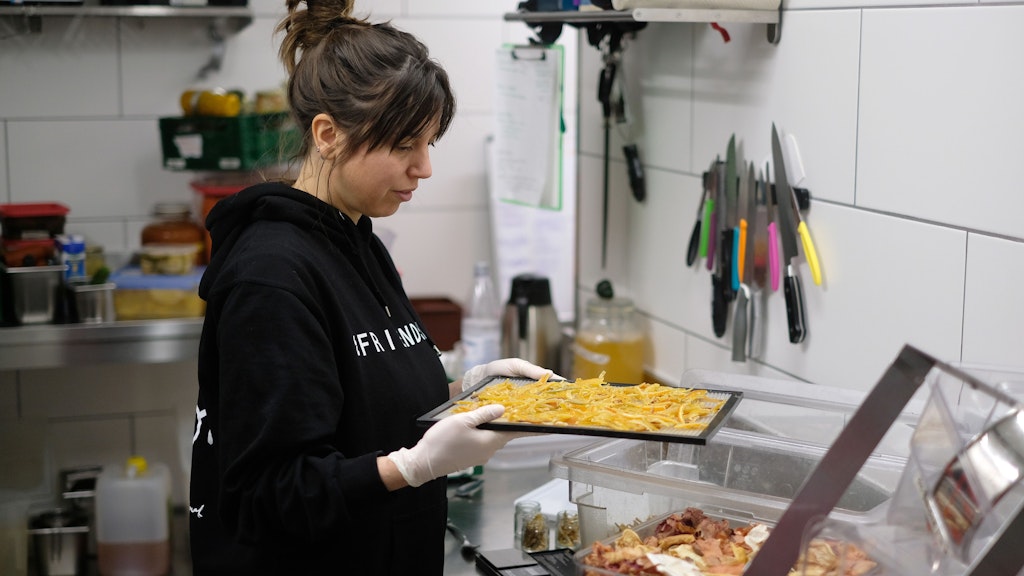 Kandierte Zitronenschalen, in Salz eingelegte Zitronen, Würz-Panade aus altem Brot. Monica Kisic gehen die Ideen für Food-Upcycling nicht aus. 