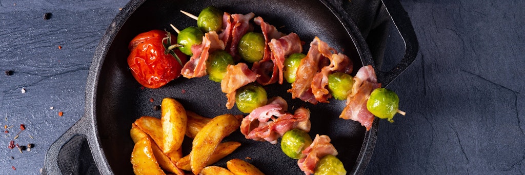 Spieße mit Bacon und Rosenkohl sind eine nette Beilage fürs Weihnachts-Raclette.