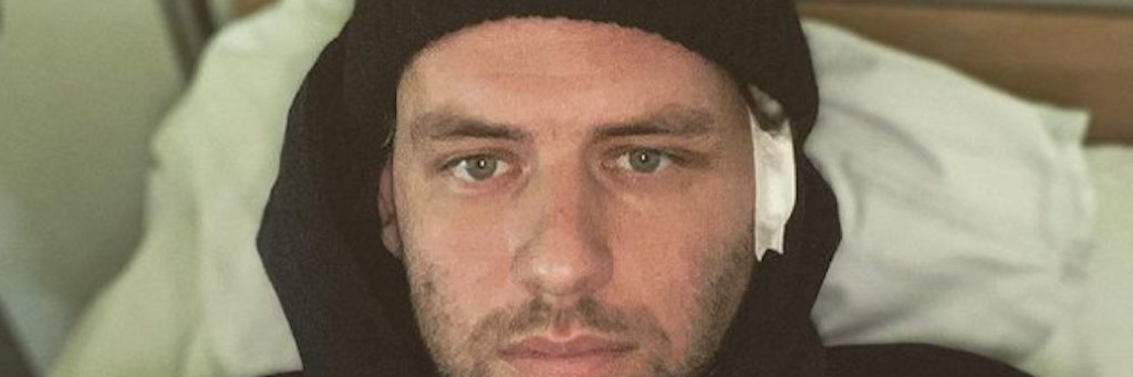 Der Mainzer Stürmer Adam Szalai nach seiner Operation am Kopf in der Heidelberger Uniklinik.