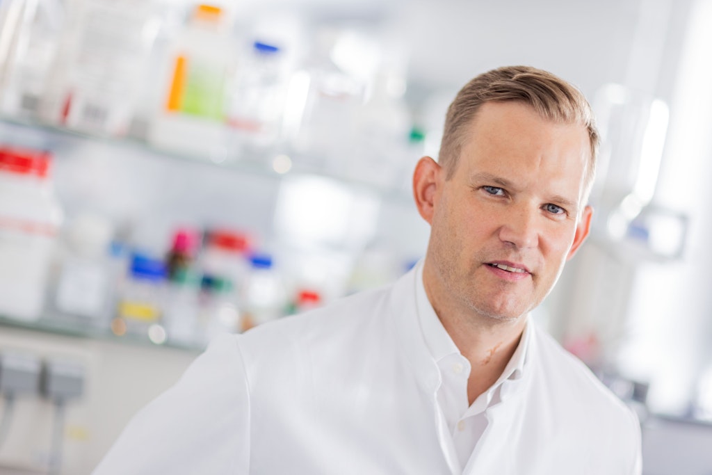 Professor Hendrik Streeck, Direktor des Instituts für Virologie an der Uniklinik in Bonn: Kann Lauterbachs Äußerungen nichts abgewinnen. Eine hohe Immunitäts-Quote in Deutschland widerspreche dessen Prognose. (Archivbild)