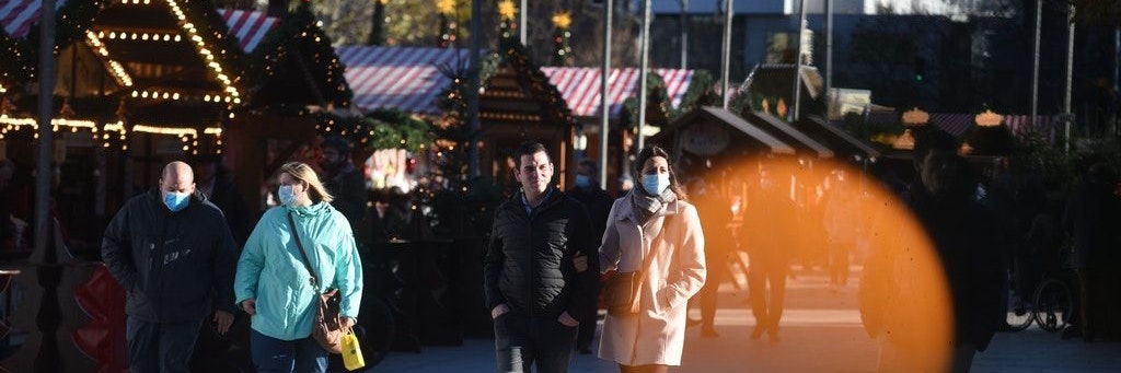 Berliner Zeitung/Markus Wächter Spätestens ab dem 28. Dezember dürfen sich privat nur noch zehn Personen treffen, die geimpft oder genesen sind Am Donnerstag berät der Senat in einer Sondersitzung über die Umsetzung der Bund-Länder-Beschlüsse (Symbolbild).