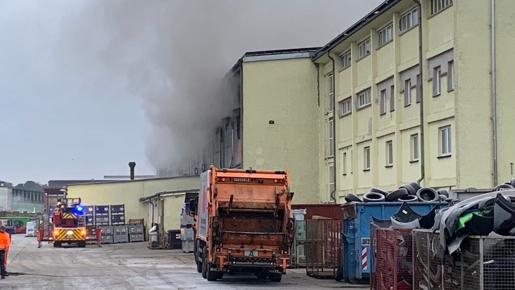  Qualm dringt aus der Halle, in der Elektroschrott gelagert war.