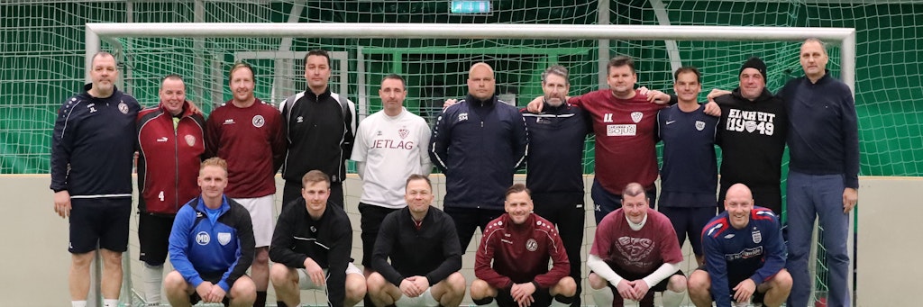 Jörn Lenz - Die Traditionsmannschaft das BFC Dynamo: Hintere Reihe von links: Jörn Lenz, Norbert Paepke (Trainer), Nico Paepke, Robert Rudwaleit, Michael Kuhfahl, Stefan Malchow, Bernd Brillat, Denis Koslov, Jörg Buder, Nico Thomaschewski, Bodo Rudwaleit. Vordere Reihe: Michael Dehnert, Tino Paepke, Daniel Rauschenbach, Mike Fochler, Jens-Uwe Zöphel, Norman Janke.