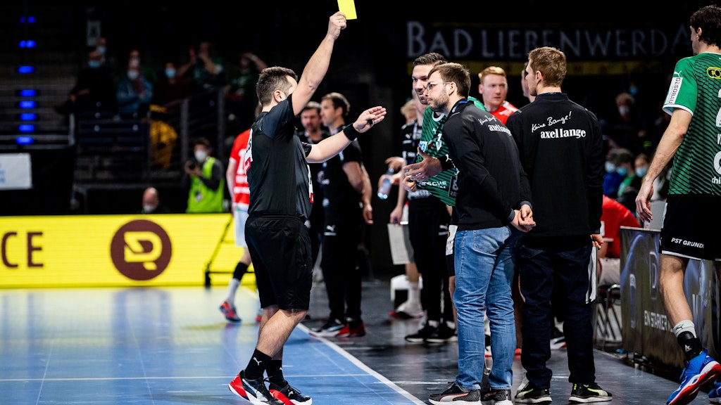 Füchse-Coach Jaron Siewert sieht Gelb.