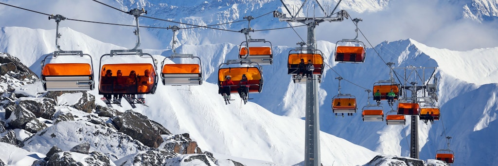 Skifahrer sitzen im Skigebiet Ischgl in einem Sessellift. Die Skisaison findet in Österreich unter 2G-Bedingungen statt.