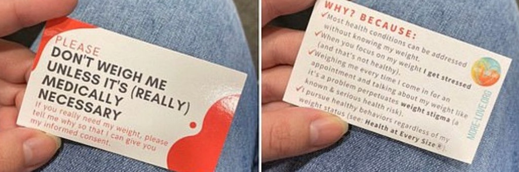 Diese vorgedruckten Kärtchen liegen in den Arztpraxen aus, die Patienten oder auch Eltern ihren Ärzten vorlegen sollen. Darauf steht „Bitte wiegt mich nicht, außer es ist wirklich medizinisch notwendig“.