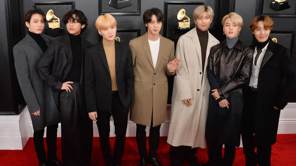 Die Mitglieder der K-Pop-Band BTS: RM, V, Suga, Jin, Jimin, Jungkook und J-Hope (v.l.)