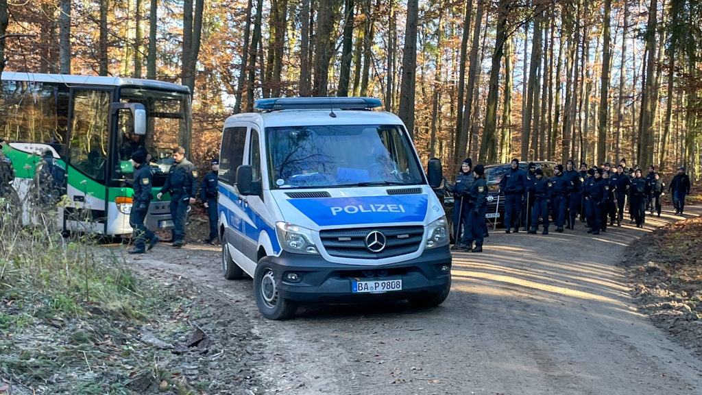 Polizisten suchen in einem Waldstück, wo ein Oberschenkelknochen der Vermissten gefunden wurde, nach weiteren Spuren. 