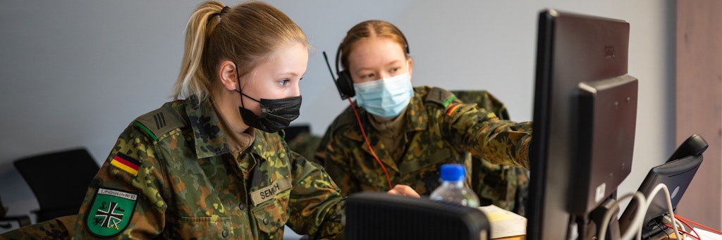 Sunny Semich (l) und Julia Dric, Soldatinnen der Bundeswehr, unterstützten ein Gesundheitsamt bei der Corona-Kontaktnachverfolgung. 