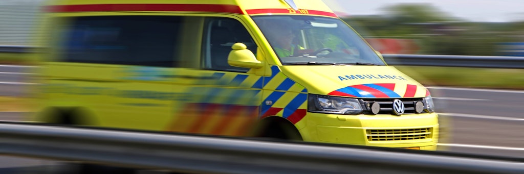 Rettungswagen auf einer niederländischen Autobahn