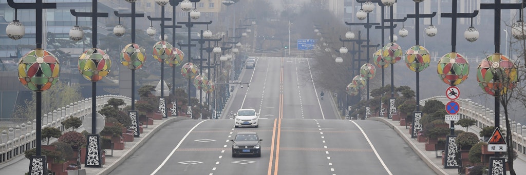 Ausgangssperre in der Millionenstadt Xi'an: Autos auf einer fast leeren Straße.