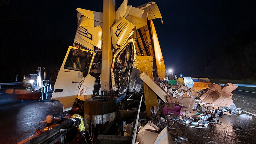 Schwer verletzt wurde der Fahrer aus dem Wrack seines Lastwagens auf der A4 befreit. Die Ladung, darunter Waschmaschinen, wurde auf die Fahrbahn geschleudert.