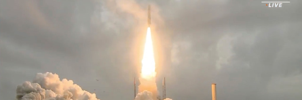 Die Ariane-5-Rakete mit dem James Webb-Weltraumteleskop an Bord hebt am Weltraumbahnhof Guayana in Kourou, Französisch-Guayana, ab.