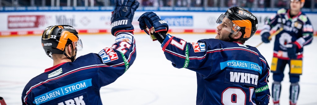 Eisbären-Dreierpacker Matt White bejubelt mit Sturmpartner Kevin Clark sein Tor zum 5:1.
