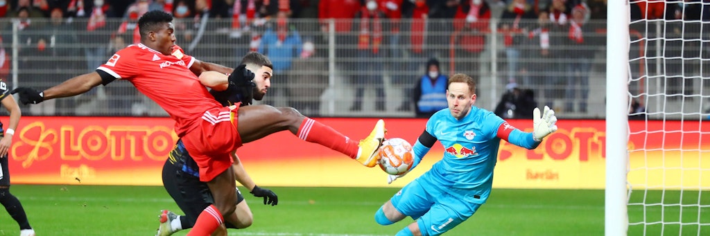 Taiwo Awoniyi setzt sich gegen Leipzigs Abwehr durch und trifft zum 1:0. Endstand 2:1.