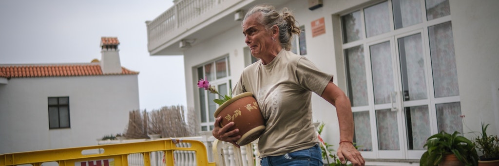 Kathrin Gouffran rennt mit einer Kurkumapflanze in den Händen während der Evakuierung der Stadt Todoque, in der sie lebte. Gleich nach dem Beginn des Vulkanausbruchs am 19. September wurde ihr Haus auf La Palma von der Lava zerstört.