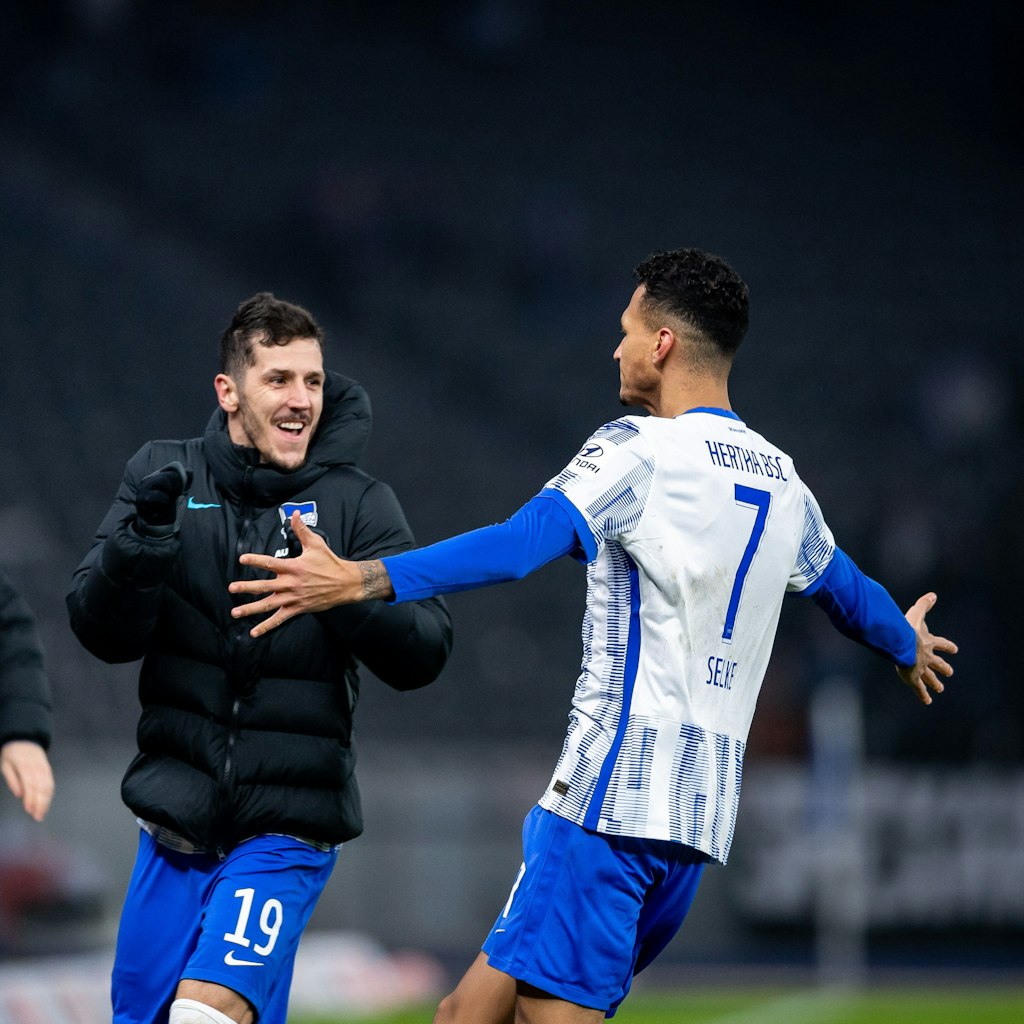 Stevan Jovetic und Davie Selke bejubeln das 2:0 gegen Bielefeld.