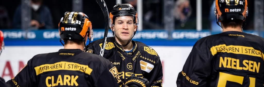 So war es am 10. Dezember beim 3:1 der Eisbären in Berlin gegen Köln. Frans Nielsen traf, Kevin Clark bereitete ein Tor vor, Matt White (M.) legte sogar zwei Treffer auf. 