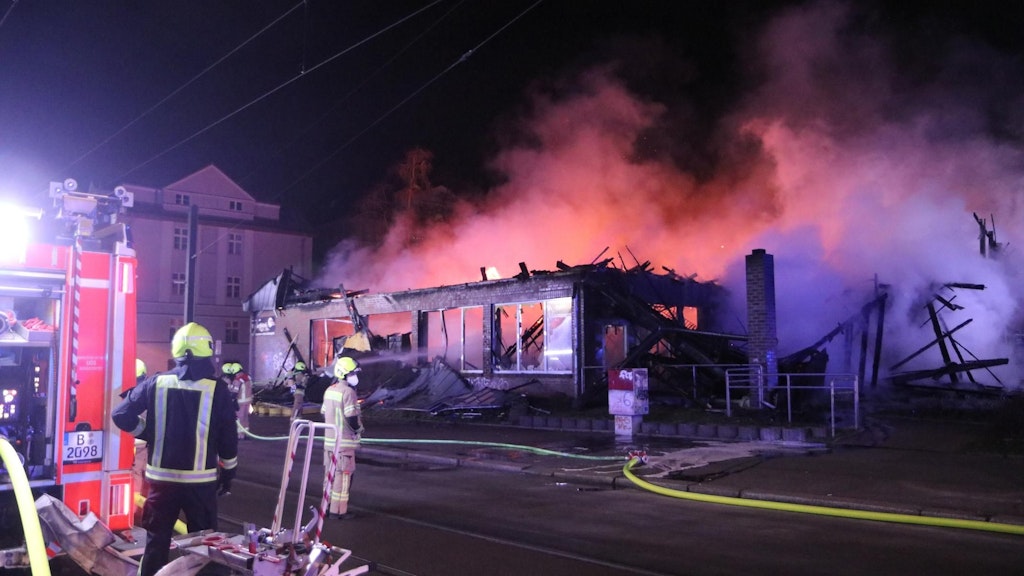 Die Feuerwehr rückte mit rund 90 Einsatzkräften an, um den Supermarkt-Brand zu löschen.