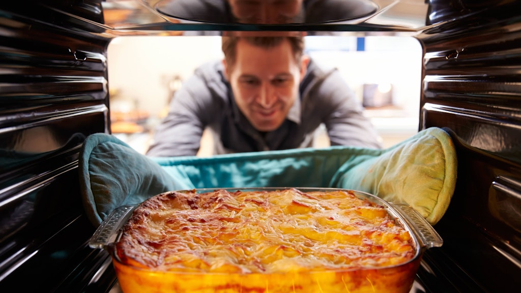 Im Ofen werden Aufläufe richtig knusprig. Mit dem richtigen Rezept wird so auch aus Rotkohl und Kartoffeln vom Weihnachtsessen ein saftiges Gratin.