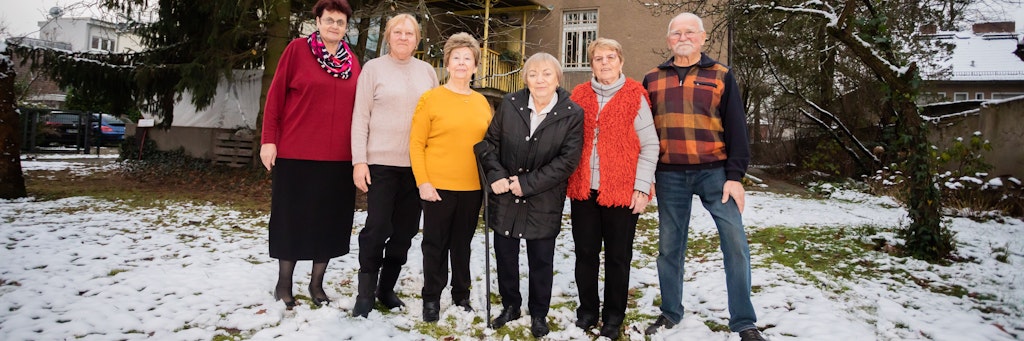 Eveline Lämmer (l-r), Beraterin der Begegnungsstätte, Margret Pollak, Ingrid Pilz, Elli Pomerenke, Brigitte Klotsche und Peter Klotsche, alle ehemalige Hausbesetzer, stehen im Garten der „Begegnungsstätte für Jung und Alt“ in der Stille Straße 10 in Pankow.