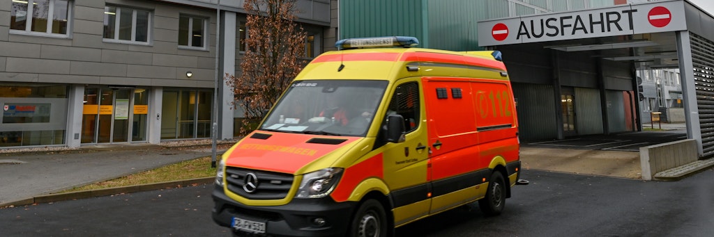 Ein Rettungswagen verlässt die Notaufnahme am Carl-Thiem-Klinikum (CTM) in Cottbus.