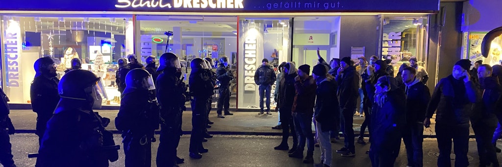 Teilnehmer der Anti-Corona-Demo und Polizisten stehen sich beim Protest am Sonntag gegenüber. 