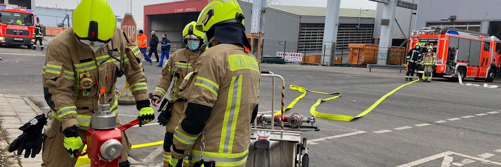 Feuerwehreinsatz im BSR-Betriebshof Gradestraße