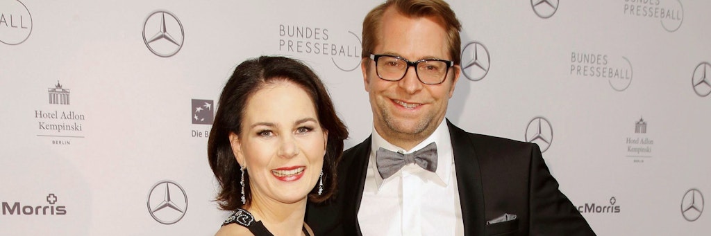 Annalena Baerbock mit Ehemann Daniel Holefleisch auf dem Roten Teppich beim Bundespresseball.