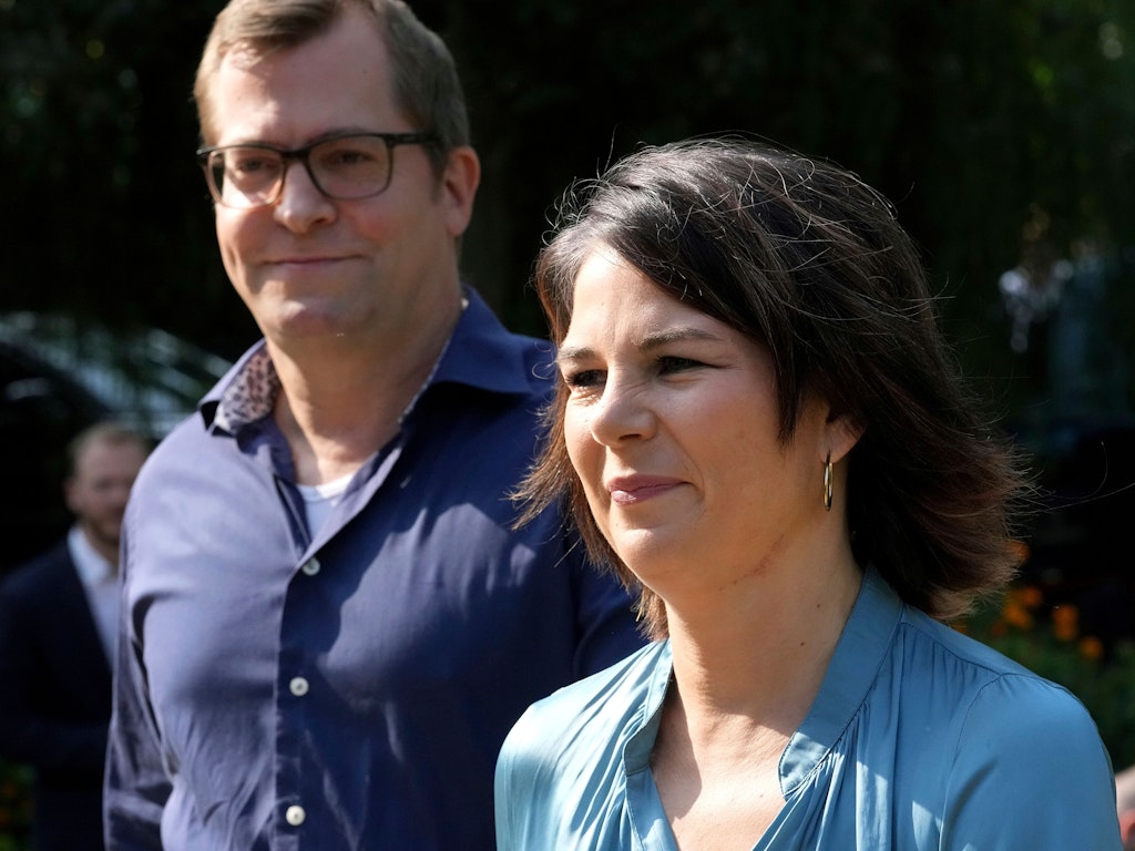 Annalena Baerbock und ihr Mann Daniel Holefleisch bei der Stimmabgabe zur Bundestagswahl. 