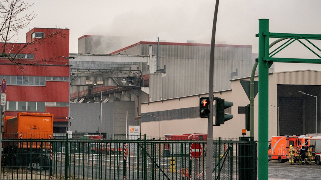 Rauchschwaden steigen auf dem BSR-Recyclinghof in Neukölln auf. Das Feuer war in einem Müllbunker ausgebrochen.