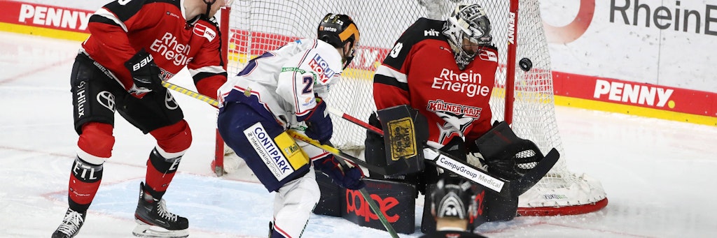Hier scheitert Eisbär Blaine Byron noch an Ex-Eisbär Justin Pogge im Tor der Kölner Haie, später trifft er zum 1:1..