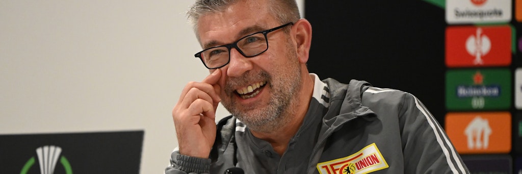 Arbeitet stets mit Auge und hat auch noch jede Menge Spaß dabei: Union-Trainer Urs Fischer.