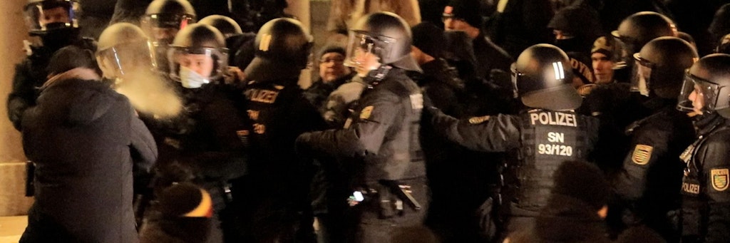 Protestierer rangeln mit Polizisten bei einer Demonstration gegen Corona-Maßnahmen in Bautzen.