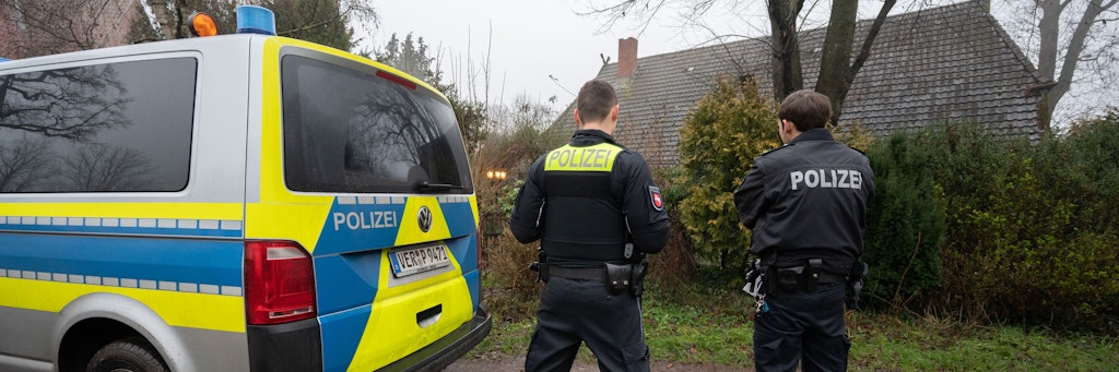 Polizisten stehen vor dem Haus in Fischerhude, in dem am Vorabend zwei Tote aufgefunden wurden.