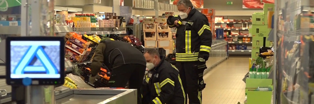 Einsatzkräfte der Polizei, Feuerwehr und ein Spinnenexperte suchen in dem Obst- und Gemüseregalen eines Supermarktes im niedersächsischen Georgsmarienhütte nach einer Spinne. Die Spinne hatte einen Supermarktmitarbeiter gebissen. Foto: 